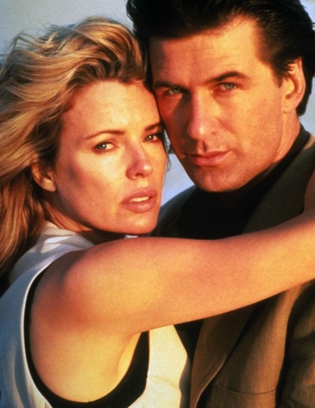 Nuối tiếc những cặp đôi “vàng” chỉ còn trong dĩ vãng - 1 Kim Basinger và Alec Baldwin đã bắt đầu quen nhau trên phim trường tác phẩm “The marrying man” hồi năm 1991. Khi ấy, Alec Baldwin chỉ mới 32 tuổi còn Kim thì 37. Cặp sao sớm xây dựng tổ ấm hạnh phúc với một đám cưới vào năm 1993 và sau đó cùng chào đón cô con gái đầu lòng Ireland. Tuy nhiên, đến năm 2002, Kim Basinger và Alec Baldwin lại tuyên bố ly hôn khiến nhiều fans nuối tiếc.