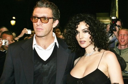 Nuối tiếc những cặp đôi “vàng” chỉ còn trong dĩ vãng - 3 Monica Bellucci và Vincent Cassel cũng là một đôi uyên ương đẹp được điện ảnh xe duyên. Cả hai nhanh chóng cảm mến nhau khi quen biết trên phim trường “The apartment” (1996) và đã gắn bó với nhau trong suốt 17 năm sau đó. Tuy nhiên, Monica Bellucci và Vincent Cassel đã quyết định ly dị và Vincent Cassel hiện đã tái hôn với cô người mẫu kém mình 30 tuổi Tina Kunakey.