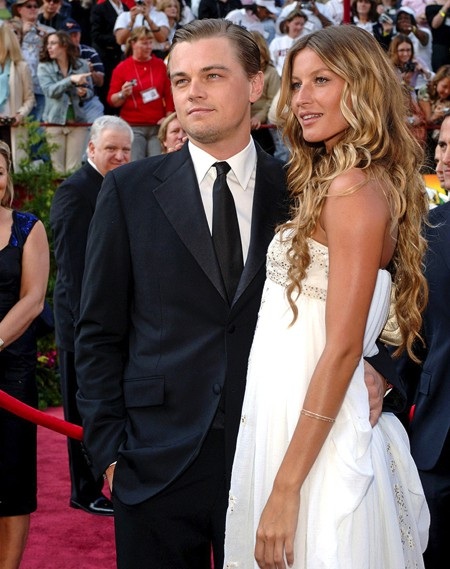 Nuối tiếc những cặp đôi “vàng” chỉ còn trong dĩ vãng - 5 Gisele Bündchen và Leonardo DiCaprio từng là cặp đôi nổi tiếng nhất tại Hollywood với vô số lần tan - hợp gây ồn ào. Cuộc tình này chỉ thực sự chấm dứt khi Gisele Bündchen tìm được hạnh phúc mới bên Tom Brady và đến nay đã có một mái ấm vô cùng ngọt ngào.