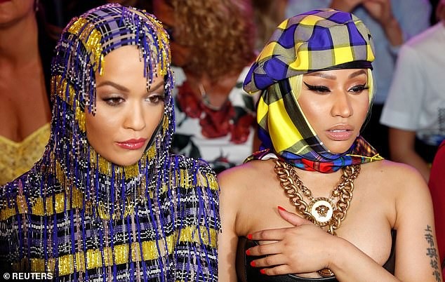 
Rita ngồi hàng ghế VIP bên Nicki Minaj
