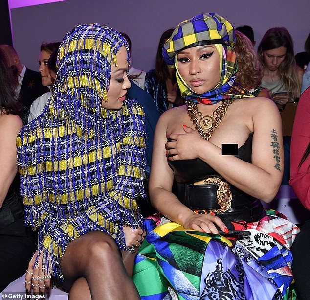 
Nicki bất ngờ bị lộ hàng...
