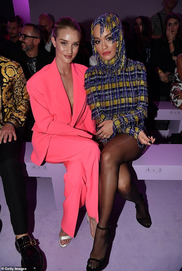 
Trên hàng ghế VIP còn có siêu mẫu Rosie Huntington-Whiteley

