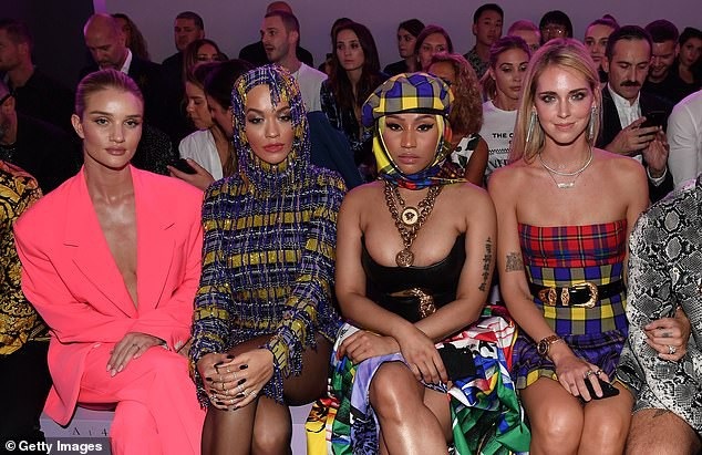 Rita Ora khoe ngực căng đầy - 14