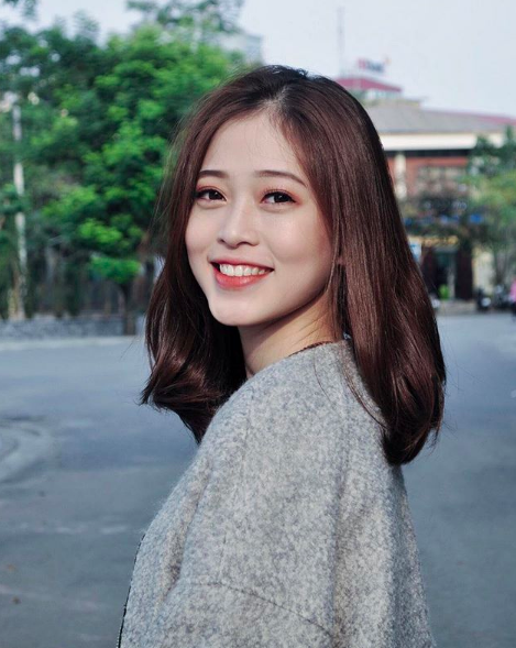 Tiết lộ hình ảnh thuở thơ ấu của Hoa hậu, Á hậu Việt Nam 2018 - 15 Có thể nói, ngay từ vòng sơ khảo Hoa hậu Việt Nam 2018, Bùi Phương Nga đã được nhiều người nhận xét có khuôn mặt xinh đẹp hao hao giống Hoa hậu Jenifer Phạm.