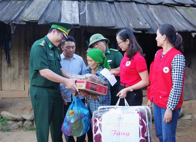 Hàng trăm phần quà ý nghĩa đến với học sinh vùng lũ dịp Tết Trung thu - 3 Nhiều phần quà ý nghĩa cũng đã được trao tận tay cho các hộ dân bị thiệt hại nặng nề do ảnh hưởng bởi các đợt mưa lũ
