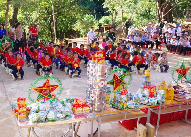 Hàng trăm phần quà ý nghĩa đến với học sinh vùng lũ dịp Tết Trung thu - 2 Các em nhỏ háo hức được nhận quà, được phá cỗ vui Trung thu sớm