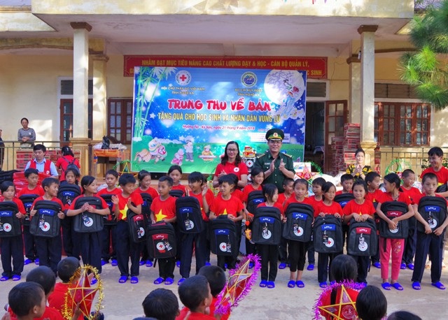Hàng trăm phần quà ý nghĩa đến với học sinh vùng lũ dịp Tết Trung thu - 1 Hàng trăm cặp sách, dép mới đã đến với học sinh vùng lũ Mường Típ trong dịp Tết Trung thu