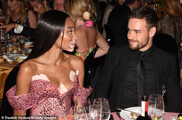 Hai người đẹp diện váy gợi cảm - 9
Cô ngồi bên bàn tiệc cùng với ca sỹ Liam Payne.