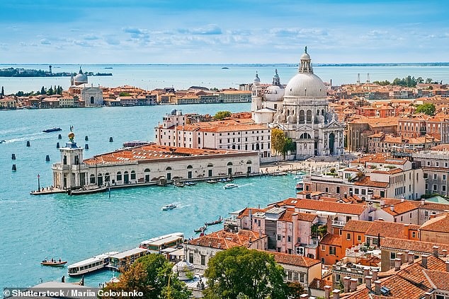 Nếu dự luật mới được thông qua, du khách có thể chịu phạt gần 14 triệu đồng nếu nằm hoặc ngồi không đúng nơi quy định