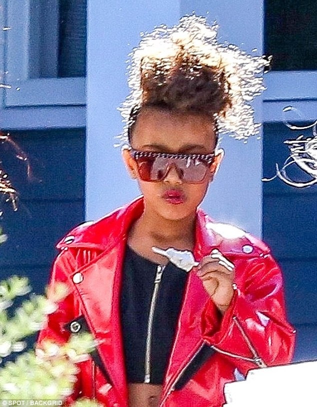
Kim Kardashian từng bị chỉ trích vì để con gái nhỏ tô son và ép tóc quá sớm
