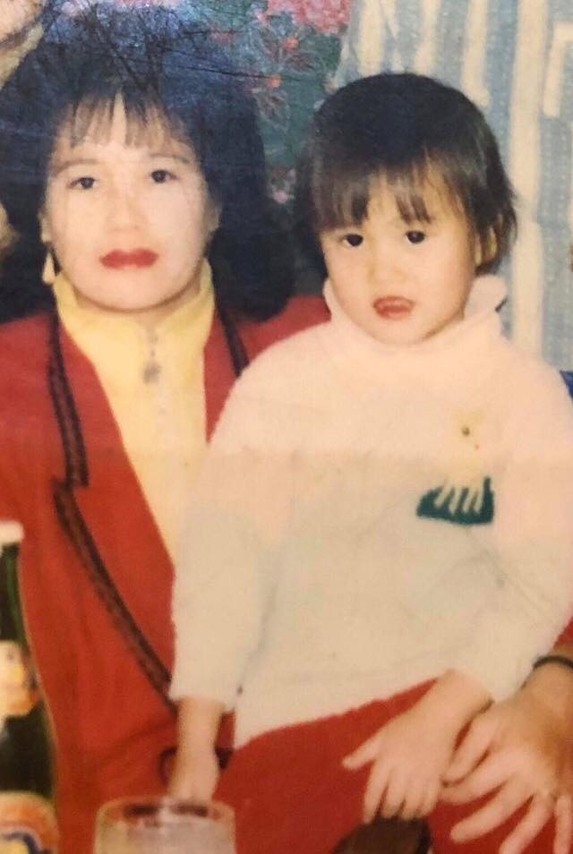 
Phương Oanh là nữ diễn viên chính của Quỳnh búp bê. Nữ diễn viên sinh năm 1989, quê gốc Hà Nam. Cô từng góp mặt trong nhiều phim như: Hoa bay, Lời thì thầm từ quá khứ, Gái già xì tin, Lặng yên dưới vực sâu... Ảnh chụp lúc Phương Oanh vừa tròn 4 tuổi.
