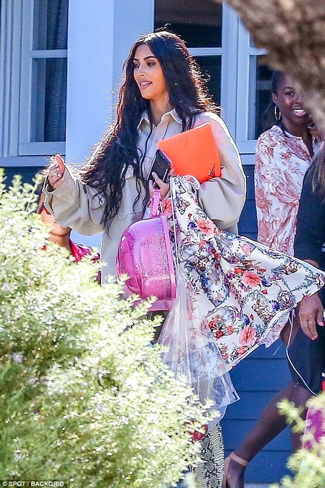 Con gái Kim Kardashian càng lớn càng sành điệu - 7
Kim Kardashian chia sẻ cô là bà mẹ nghiêm khắc chứ không dễ dãi như mọi người tưởng.