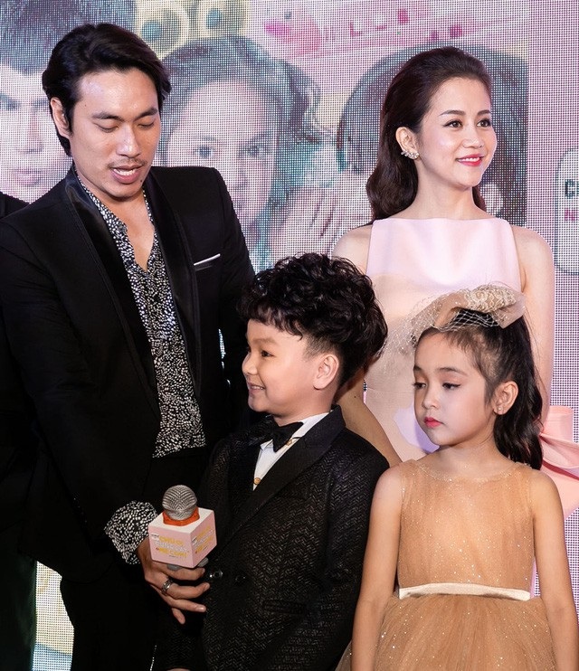 “Quỳnh Búp bê” tiết lộ bị “ngã giá” nghìn đô, “Cảnh soái ca” bàn scandal Kiều Minh Tuấn - 4 Lần đầu xuất hiện cùng nhau sau khi tuyên bố tin đồn yêu nhau là có thật, diễn viên Kiều Minh Tuấn và An Nguy đều né tránh đứng chung, thậm chí xem nhau như “người xa lạ” khi đứng trước ống kính. Thậm chí khi đoàn phim lên giao lưu, Kiều Minh Tuấn và An Nguy rất ít khi nhìn nhau, không có sự tương tác hay chia sẻ về vai diễn chung.