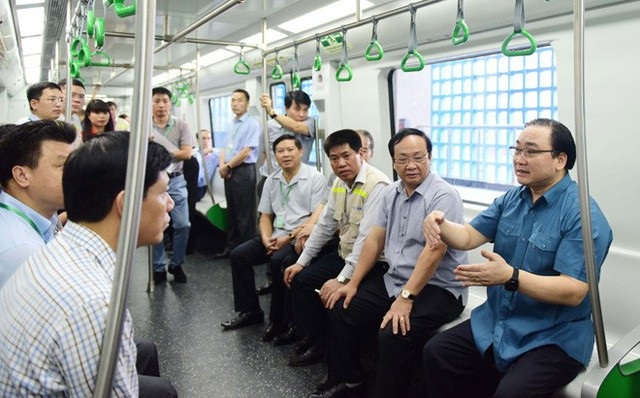 Phó Chủ tịch Hà Nội thăm thanh niên sốc ma túy, tàu đường sắt trên cao lần đầu lăn bánh - 2 Sáng 22/9, ông Hoàng Trung Hải - Bí thư Thành ủy Hà Nội đi kiểm tra công tác vận hành thử liên động tuyến đường sắt đô thị số 2A Cát Linh - Hà Đông. Tại đây, ông Hải đề nghị Bộ GTVT sớm bàn giao tuyến đường sắt cho Hà Nội khai thác trước Tết Nguyên đán.