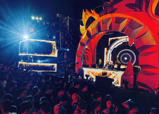 Phó Chủ tịch Hà Nội thăm thanh niên sốc ma túy, tàu đường sắt trên cao lần đầu lăn bánh - 3 Tối 16/9, Đêm nhạc hội mùa thu 2018 được tổ chức tại Công viên nước Hồ Tây. Sự việc nghiêm trọng diễn ra trong đêm nhạc đó là 12 thanh niên phải nhập viện, trong đó 7 người chết, 5 người trong tình trạng hôn mê. Bác sĩ tại bệnh viện cho biết, nạn nhân đều dương tính với ma túy.