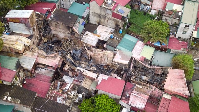 Phó Chủ tịch Hà Nội thăm thanh niên sốc ma túy, tàu đường sắt trên cao lần đầu lăn bánh - 5 Góc nhìn từ trên cao cho thấy nhiều ngôi nhà đổ nát, ngổn ngang vật liệu cháy đen nằm lọt thỏm giữa khu dân cư đông đúc gần phố Đê La Thành (Hà Nội) sau vụ hỏa hoạn tối 17/9. (Ảnh: Toàn Vũ)