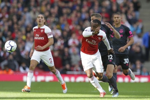 
Tiền đạo Lacazette tăng tốc trước sự áp sát của cầu thủ Everton
