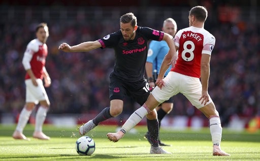 
Sirgurdson (trái) đi bóng vượt qua sự truy cản của Ramsey (phải)
