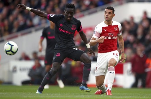 
Idrissa Gueye (trái) tranh bóng với Granit Xhaka (phải)
