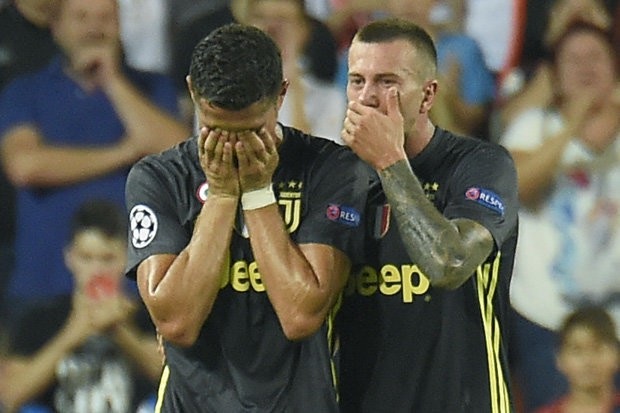 C.Ronaldo và lời xin lỗi Juventus sau tấm thẻ đỏ - 1
C.Ronaldo đau đớn sau khi nhận thẻ đỏ