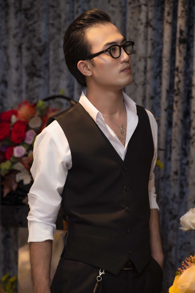“Quỳnh Búp bê” tiết lộ bị “ngã giá” nghìn đô, “Cảnh soái ca” bàn scandal Kiều Minh Tuấn - 2 “Cảnh soái ca” Doãn Quốc Đam đã nói về scandal Kiều Minh Tuấn - An Nguy như sau: “Chú Thành Lộc nói đúng, diễn đến mức không thoát được ra khỏi nhân vật là kém”. Doãn Quốc Đam cho rằng: “Đàn ông phải làm nhiều hơn nói. Không làm được, đừng hứa, nhất là như cái ông trong vụ vừa rồi, không biết là PR phim hay gì ấy. Đàn ông nói nhiều quá, hứa một người trước đó tôi sẽ chăm sóc cô ấy thế nọ thế kia rồi sau đó lại bảo vì cảm xúc trong phim với người khác không dứt ra được”.