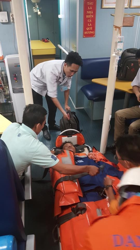 Thuyền viên bị tai biến trên tàu cá được đưa về bờ cấp cứu kịp thời - 1 Thuyền viên bị tai biến khi đang lao động giữ biển được đưa vào bờ cấp cứu kịp thời