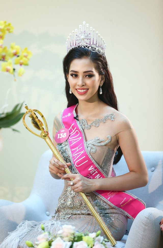 “Quỳnh Búp bê” tiết lộ bị “ngã giá” nghìn đô, “Cảnh soái ca” bàn scandal Kiều Minh Tuấn - 7 MC Nguyên Khang dành cho Tân Hoa hậu Việt Nam 2018 câu hỏi khá sốc khi hỏi rằng nhiều người đẹp lợi dụng cuộc thi sắc đẹp để bóp méo, làm những chuyện không tốt. Tân Hoa hậu sẽ làm gì để không bị rơi vào scandal?