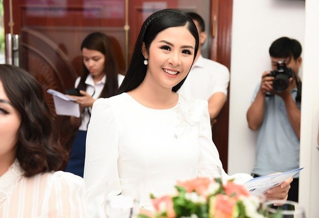 “Quỳnh Búp bê” tiết lộ bị “ngã giá” nghìn đô, “Cảnh soái ca” bàn scandal Kiều Minh Tuấn - 14 “Có thể mọi người cảm nhận là tôi ngoan hiền nhưng bản thân tôi không thích từ ngoan hiền. Đối với tôi “ngoan hiền” nó khuôn mẫu, cứng nhắc. Bản thân tôi không phải như vậy”, Hoa hậu Ngọc Hân thẳng thắn.