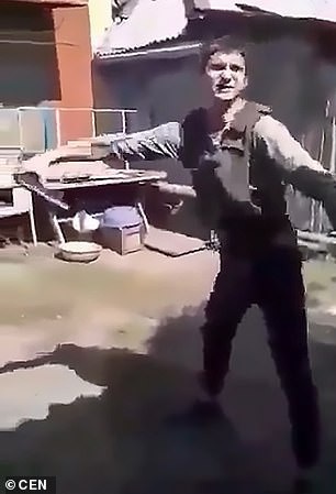 Thanh niên tự bắn vào bụng mình