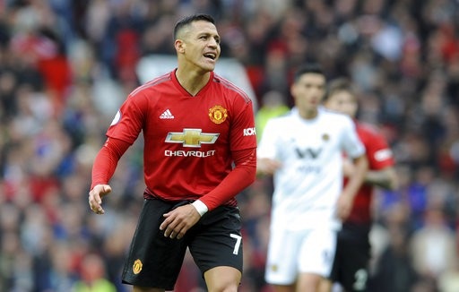 Sanchez (trái) mất hút trong hiệp một trận đấu