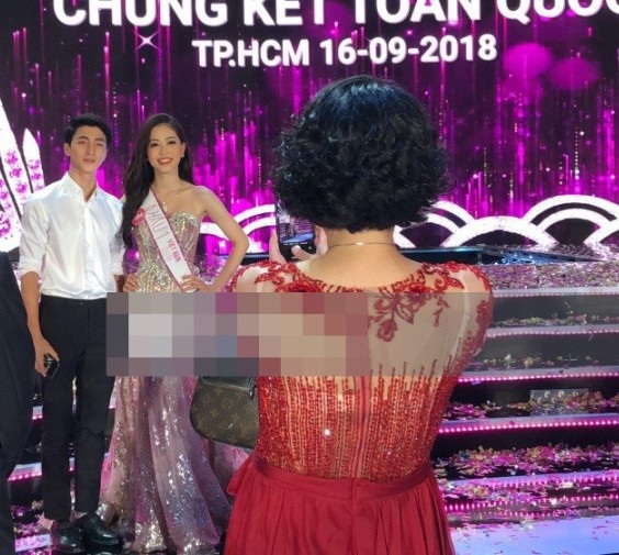 “Quỳnh Búp bê” tiết lộ bị “ngã giá” nghìn đô, “Cảnh soái ca” bàn scandal Kiều Minh Tuấn - 8 Ngay sau khi Bùi Phương Nga đăng quang ngôi vị Á hậu 1 của Hoa hậu Việt Nam 2018, trên mạng xã hội đã dấy lên nhiều xôn xao về tin đồn hẹn hò với diễn viên Bình An.