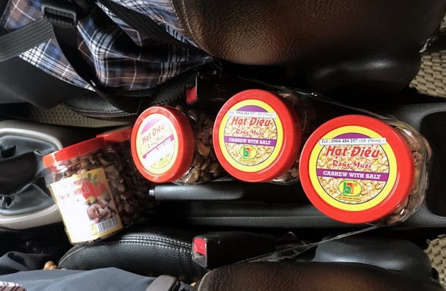Bánh trung thu 3 triệu đồng để ngắm, anh taxi bán hạt điều kiếm nghìn USD - 2 Những hộp hạt điều được tài xế bày trên xe, bán cho khách hàng có nhu cầu mua.