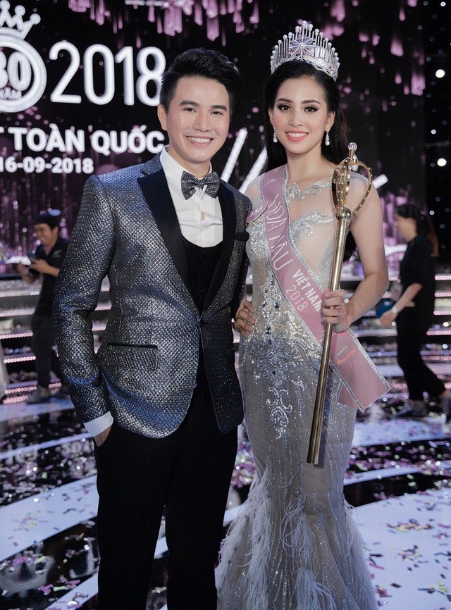 “Quỳnh Búp bê” tiết lộ bị “ngã giá” nghìn đô, “Cảnh soái ca” bàn scandal Kiều Minh Tuấn - 11 Nói về bảng điểm thi THPT quốc gia của tân Hoa hậu sau đăng quang, Vũ Mạnh Cường cho rằng, dư luận không nên quá khắt khe với Tiểu Vy. Kể cả khi chưa có kết quả học tập hay công việc như ý, chúng ta đều có thể thay đổi nếu có suy nghĩ và động thái tích cực.