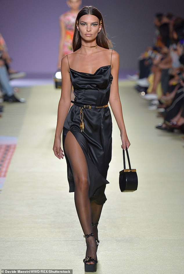 Emily Ratajkowski quyến rũ tại tuần lễ thời trang Milan - 8
Emily trình diễn cho nhãn hiệu Versace hôm thứ 6 tuần trước