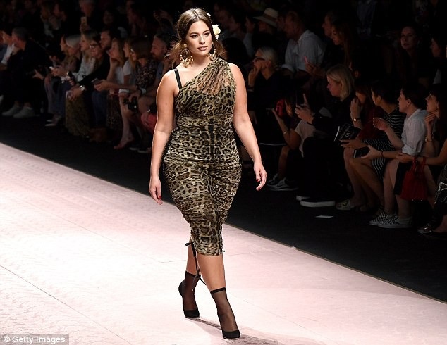 Siêu mẫu ngoại cỡ diện váy gợi cảm - 7
Siêu mẫu cao 1,77m khoe thân hình đầy đặn và quyến rũ