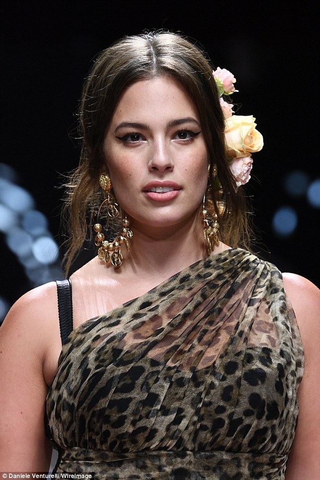 Siêu mẫu ngoại cỡ diện váy gợi cảm - 6
Trước đó siêu mẫu 31 tuổi đã xuất hiện trong show diễn của nhãn hiệu Dolce & Gabbana