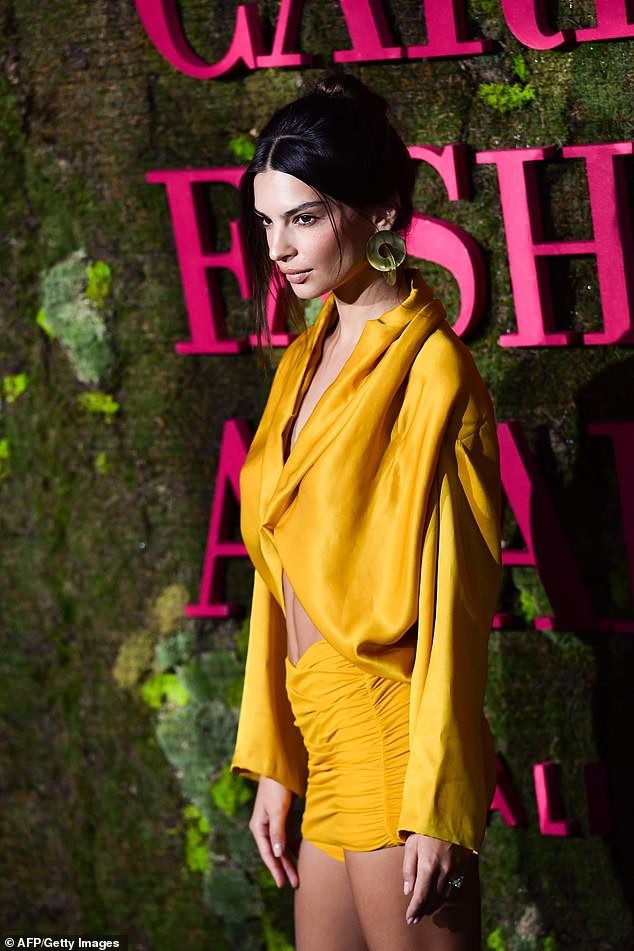 Emily Ratajkowski quyến rũ tại tuần lễ thời trang Milan - 4
Cô gái cao 1,7m luôn nổi bật trong các sự kiện bởi những trang phục thiếu vải