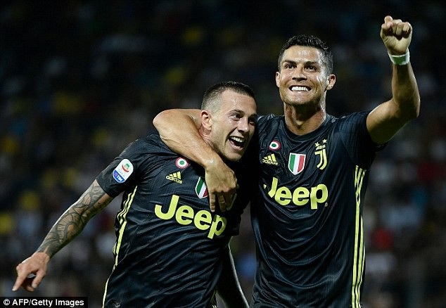 C.Ronaldo sắm vai người hùng, Juventus thắng chật vật "tí hon" - 2
Bernardeschi ăn mừng bàn thắng thứ 2 cùng C.Ronaldo