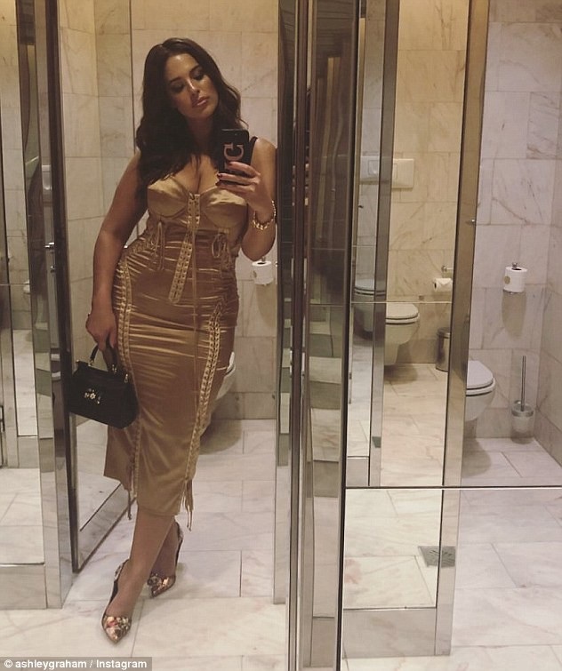 Siêu mẫu ngoại cỡ diện váy gợi cảm - 3
Ashley Graham là siêu mẫu ngoại cỡ nổi tiếng nhất thế giới hiện nay