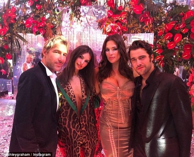 Siêu mẫu ngoại cỡ diện váy gợi cảm - 4
Cô xuất hiện trong mọi tuần lễ thời trang danh tiếng với tư cách khách VIP