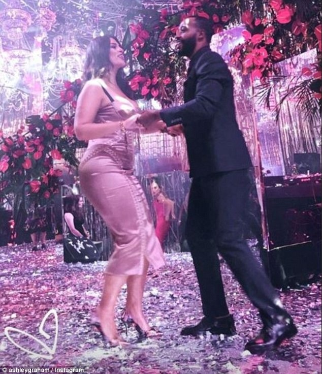 Siêu mẫu ngoại cỡ diện váy gợi cảm - 5
Ashley Graham được chồng Justin Ervin cưng chiều hết mực và chồng Ashley thường xuyên hộ tống cô dự tiệc