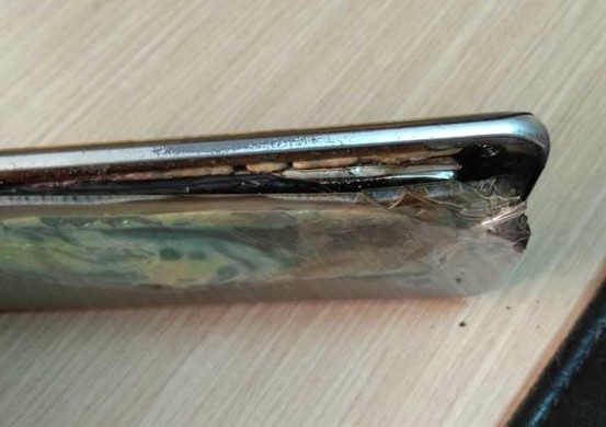 Smartphone Galaxy S7 Edge bất ngờ bị ngưng hoạt động rồi bốc cháy - 2 Màn hình chiếc điện thoại đã bị tách rời khỏi thân máy sau vụ cháy