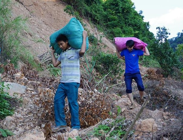Trèo đèo, vượt suối “cõng Trung thu” vào với trẻ em vùng lũ - 4 Hàng nghìn món quà dành cho trẻ em vùng lũ được vận chuyển bằng cách cõng trên vai, vượt qua những cung đường núi bị sạt lở...