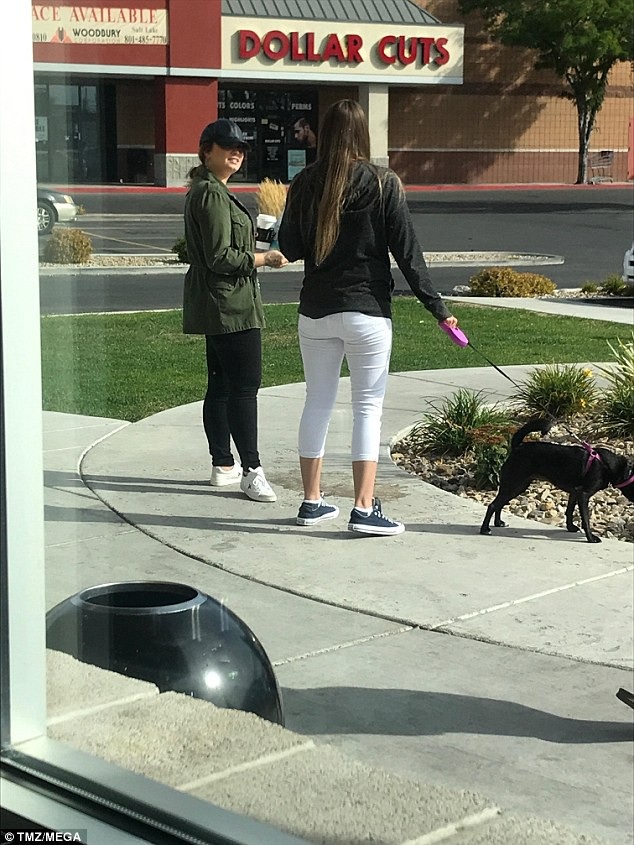 Demi Lovato lộ diện lần đầu kể từ khi cấp cứu vì sốc thuốc - 1
Demi Lovato (trái) xuất hiện lần đầu sau thời gian nhập viện cấp cứu vì sốc thuốc, ngày 23/9.