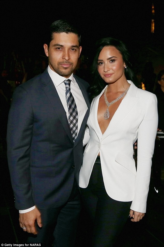 Demi Lovato lộ diện lần đầu kể từ khi cấp cứu vì sốc thuốc - 3
Bạn trai cũ, Wilmer Valderrama, đã ở bên động viên Demi Lovato suốt thời gian cô đi cai nghiện vừa qua.
