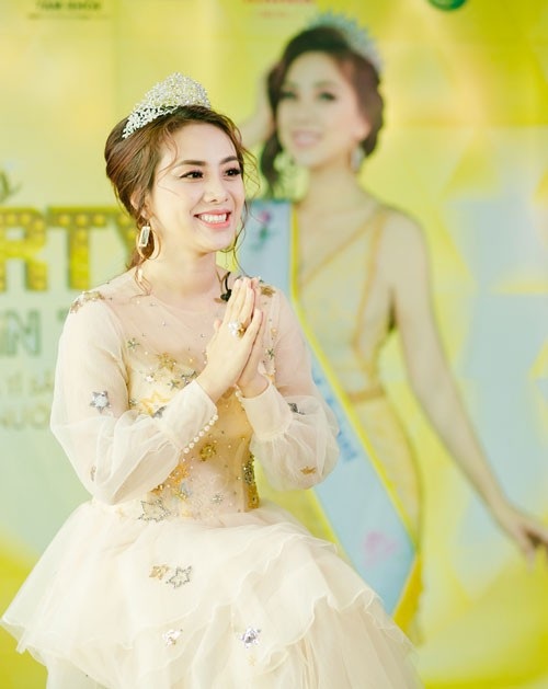 Miko Lan Trinh lần đầu chia sẻ chuyện “bị đại gia mời mọc” - 1 Miko Lan Trinh vừa giành được danh hiệu Hoa hậu Tài năng xuất sắc nhất tại cuộc thi Hoa tỉ Sắc đẹp Quốc tế 2018.