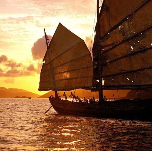 Ảnh đẹp về cuộc sống thường ngày ở Hong Kong những năm 1970 - 20 Cảnh chèo thuyền ở làng chài Lei Yue Mun năm 1974./.