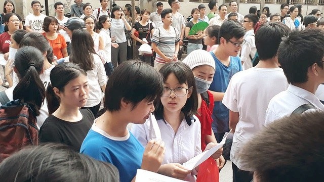 Tư nhân hóa giáo dục đại học: “Con đường gập ghềnh, khúc khuỷu” - 1
Nhiều phụ huynh và học sinh không mặn mà với trường tư