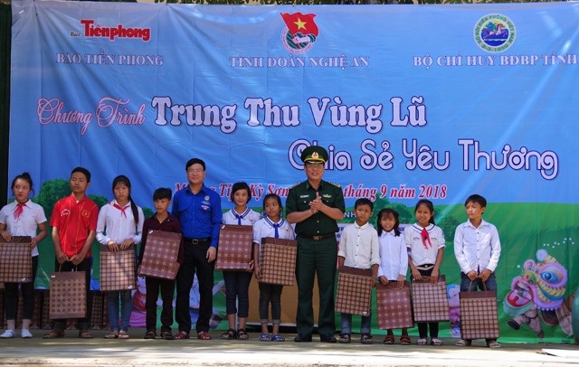 Trao quà của Hội khuyến học tỉnh Nghệ An cho các em học sinh nghèo vượt khó, học giỏi
