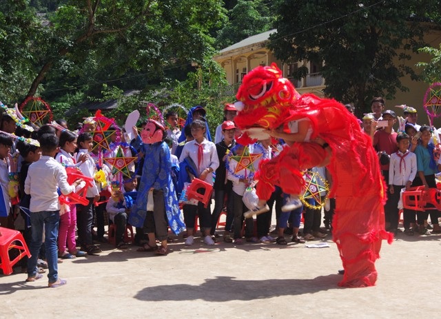 Trèo đèo, vượt suối “cõng Trung thu” vào với trẻ em vùng lũ - 9 Các em nhỏ háo hức được xem múa lân.